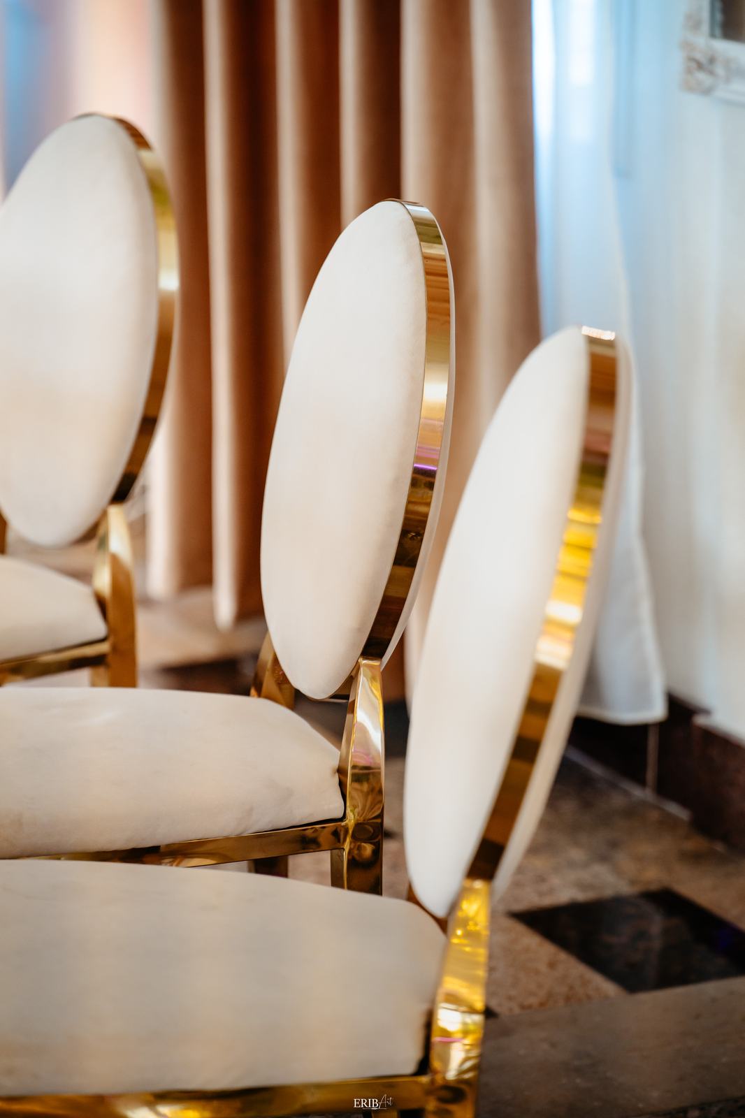 Detaliu scaun auriu, decor elegant